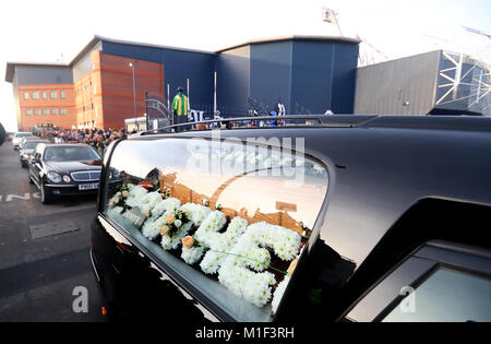 Cyrille Regis's Funeral cortège quitte l'Aubépine pour un enterrement privé de la famille et sera suivie d'un service commémoratif plus tard aujourd'hui. Banque D'Images