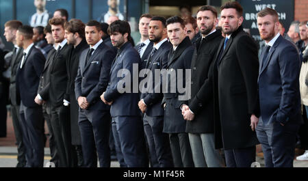 West Bromwich Albion joueurs en dehors du sol avant les le service commémoratif pour Cyrille Regis à The Hawthorns, West Bromwich. Banque D'Images