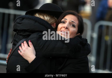 En deuil à l'extérieur de la terre comme Cyrille Regis's Funeral cortège quitte l'Aubépine pour un enterrement privé de la famille et sera suivie d'un service commémoratif plus tard aujourd'hui. Banque D'Images