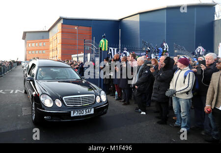 Cyrille Regis's Funeral cortège quitte l'Aubépine pour un enterrement privé de la famille et sera suivie d'un service commémoratif plus tard aujourd'hui. Banque D'Images