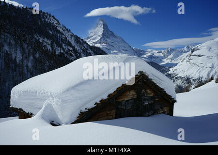 Petite grange à Findelnm alpin ci-dessous et Sunnegga Matterhorn couvert de neige profonde, Zermatt, Valais, Suisse Banque D'Images