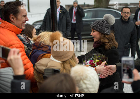 La duchesse de Cambridge répond aux membres du public au cours d'une visite à regarder les joueurs de hockey bandy à Vasaparken à Stockholm le premier jour du duc et de la duchesse de Cambridge est une visite en Suède. Banque D'Images