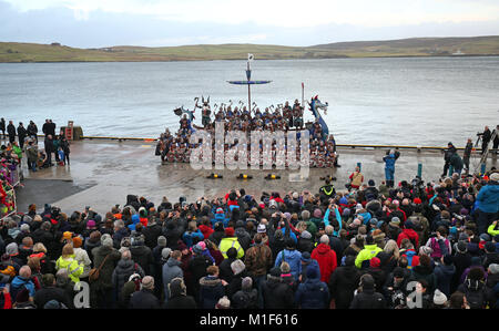 Les membres de l'équipe de Jarl vêtus de costumes Viking sur la cuisine après une marche à travers la rue à Lerwick sur les îles Shetland pendant le festival Up Helly Aa Viking. Banque D'Images