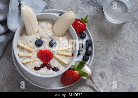 Drôle de lapin Lapin de Pâques petit déjeuner porridge , pour les enfants de l'art de l'alimentation Banque D'Images