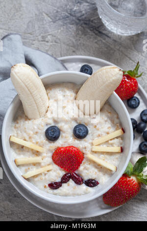 Drôle de lapin Lapin de Pâques petit déjeuner porridge , pour les enfants de l'art de l'alimentation Banque D'Images
