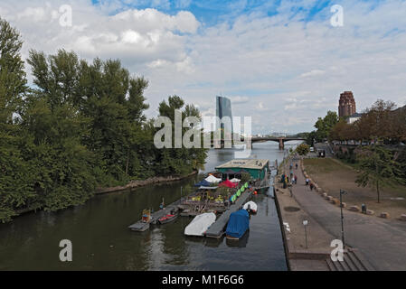 Club flottant sur la rivière Main à Frankfurt am Main, Allemagne Banque D'Images