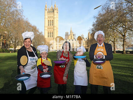 Tonia Antoniazzi MP (à gauche), Lucrezia Millarini (centre) et Alastair Stewart (à droite) d'ITV News avec grâce et Jacob de l'école primaire de St Matthieu à Westminster lors du lancement de cette année, la course de crêpes parlementaire Rehab à Westminster, Londres. Banque D'Images