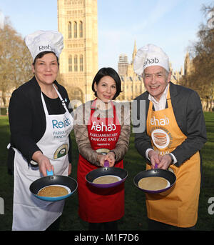 (De gauche à droite) Tonia Antoniazzi MP avec Millarini Lucrezia et Alastair Stewart de ITV News, lors du lancement de cette année, la course de crêpes parlementaire Rehab à Westminster, Londres. Banque D'Images