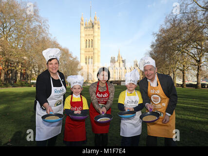 Tonia Antoniazzi MP (à gauche), Lucrezia Millarini (centre) et Alastair Stewart (à droite) d'ITV News avec grâce et Jacob de l'école primaire de St Matthieu à Westminster lors du lancement de cette année, la course de crêpes parlementaire Rehab à Westminster, Londres. Banque D'Images