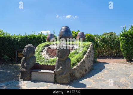 L'île de Jeju, Corée du Sud, 09 septembre 2015 : des statues de Dol à hareubang folk village avec ciel bleu Banque D'Images