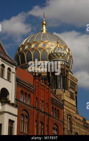 L'Allemagne. Berlin. Nouvelle Synagogue (Neue Synagoge). Construit en 1859-66 par les architectes allemands Eduard Knoblauch (1801-1865) et, après sa mort par Friedrich August Stuler (1800-1865). Il a été détruit par les Nazis pendant la Seconde Guerre mondiale et reconstruite entre 1988-1991 par Bernhard Leisering(1951-2012). Dôme avec nervures dorées et couronné par l'étoile de David. Banque D'Images