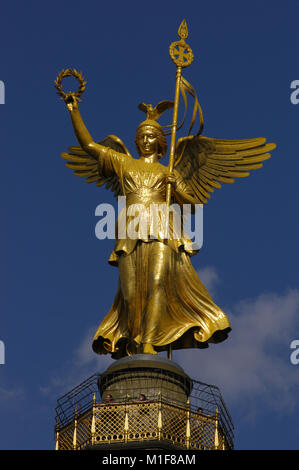 L'Allemagne. Berlin. Sculpture en bronze de Victoria, conçu par le sculpteur allemand Friedrich Drake (1805-1882), sur le haut de la colonne de la Victoire, qui a été conçu pour commémorer les victoires de la Prusse dans la guerre, guerre austro-Danish-Prussian et à la guerre franco-prussienne. Le parc du Tiergarten. Banque D'Images