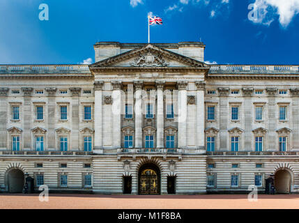 La façade du palais de Buckingham avec le drapeau de l'Union contre un ciel bleu clair. Banque D'Images