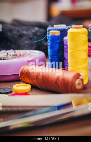 Vêtements Accessoires,thread, ciseaux et ruban à mesurer Banque D'Images