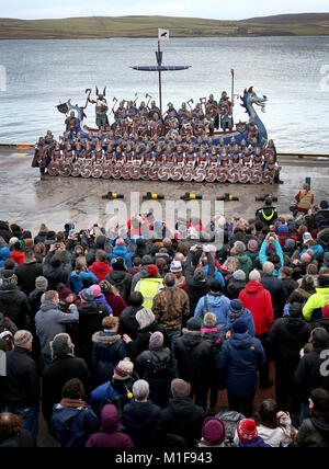 Les membres de l'équipe de Jarl vêtus de costumes Viking sur la cuisine après une marche dans les rues de Lerwick sur les îles Shetland pendant le Festival Up Helly Aa Viking. Banque D'Images