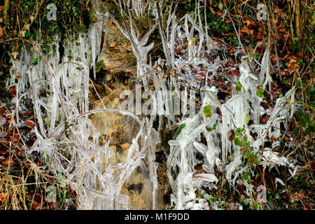 Les glaçons autour d'une petite roche stream par temps froid Banque D'Images