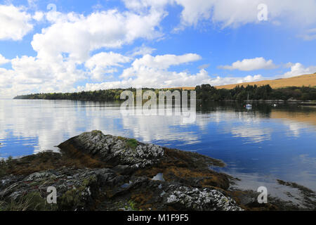 Vue sur le lac serein, kenmare façon sauvage de l'Atlantique dans le comté de Kerry, Irlande Banque D'Images