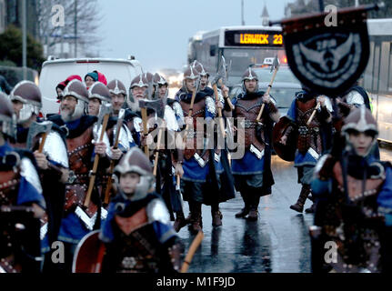 Les membres de l'équipe de Jarl vêtus de costumes Viking marche dans les rues de Lerwick sur les îles Shetland pendant le Festival Up Helly Aa Viking. Banque D'Images