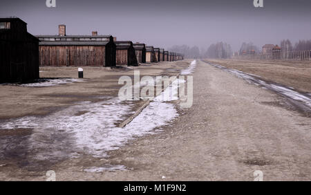 Hébergement en chalets à Auschwitz II Birkenau Holocaust Memorial Museum - et en distance avec de la glace et de la neige au sol. Banque D'Images