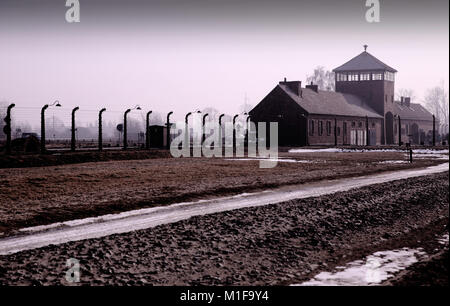 Voir d'Auschwitz II Birkenau entrée principale à l'arrière de l'hébergement en chalets - la neige et la glace sur le sol. Banque D'Images