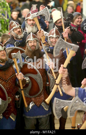 Les membres de l'équipe de Jarl vêtus de costumes Viking le chant dans la Royal British Legion club avant marche dans les rues de Lerwick sur les îles Shetland pendant le Festival Up Helly Aa Viking. Banque D'Images