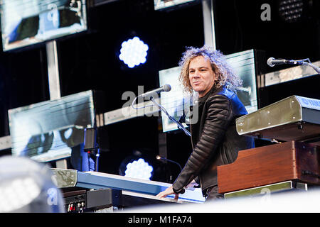 Le groupe de rock américain Bon Jovi effectue un concert live à Bergenhus Festning à Bergen. Musicien ici David Bryan aux claviers est vu sur scène. La Norvège, 22/05 2013. Banque D'Images