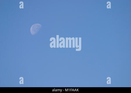 Trois quart de lune dans un ciel bleu pur Banque D'Images