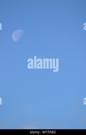 Trois quart de lune dans un ciel bleu pur Banque D'Images