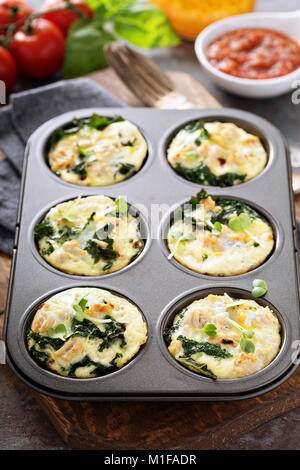 Muffins aux oeufs à haute teneur en protéines et kale haché dans un muffin tin Banque D'Images