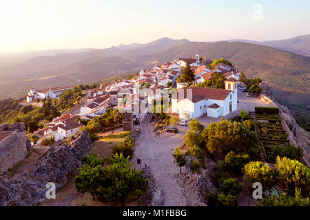 Vue depuis le château de Marvão village perché, Marvão, Alentejo, Portugal Banque D'Images