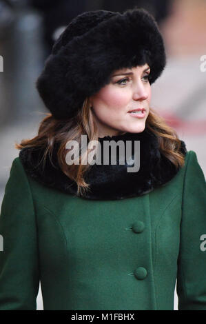 La duchesse de Cambridge marche du Palais Royal de Stockholm pour le Musée Nobel le premier jour de leur visite en Suède. Banque D'Images