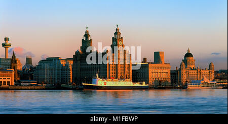 Un soir, vue sur la rivière Mersey à Liverpool à l'horizon. Banque D'Images