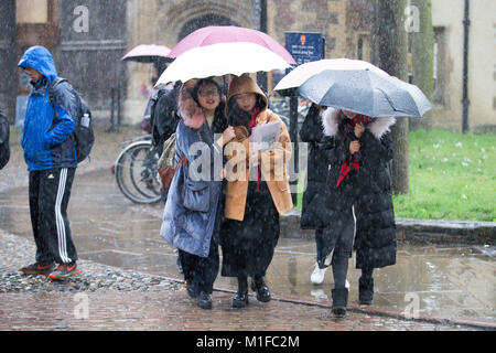 Les touristes l'obtention d'un trempage dans la pluie et les vents violents dans la région de Cambridge comme Georgina tempête a frappé la région. Banque D'Images