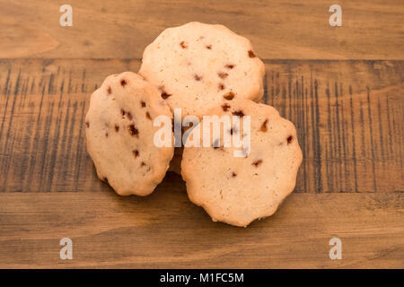 À la recherche vers le bas sur une pile de cranbury délicieux cookies sur une table en bois de chêne. Banque D'Images
