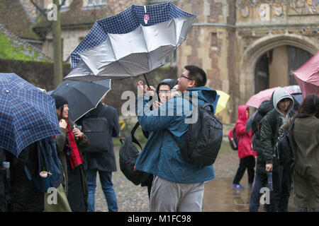 Les touristes l'obtention d'un trempage dans la pluie et les vents violents dans la région de Cambridge comme Georgina tempête a frappé la région. Banque D'Images