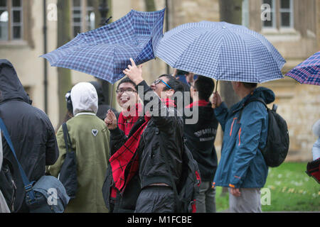 Les touristes l'obtention d'un trempage dans la pluie et les vents violents dans la région de Cambridge comme Georgina tempête a frappé la région. Banque D'Images