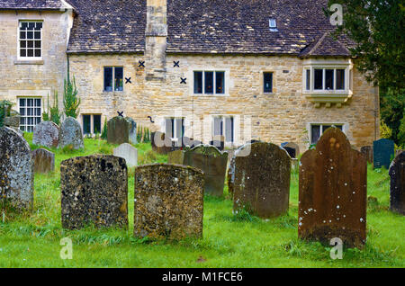 Une vue sur St Michaels cimetière et manse à Withington, Gloucestershire, England, UK Banque D'Images