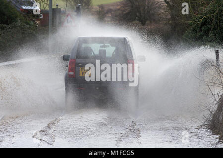 En passant par les véhicules des routes inondées près de Cogenhoe dans Northants,après la rivière Nene a inondé la région après la neige et la pluie à la fin de semaine. Cogenhoe Northamptonshire dans les routes autour ont été inondés aujourd'hui (lundi) après de fortes pluies et de la neige à la fin de semaine. Les prévisionnistes prédit un dégel à l'échelle nationale que le temps chaud aujourd'hui après un week-end de la neige et le grésil. L'Agence de l'environnement a émis trois avertissements d'inondations et 56 d'alerte d'inondations à travers le pays pour aujourd'hui. Banque D'Images