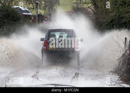 En passant par les véhicules des routes inondées près de Cogenhoe dans Northants,après la rivière Nene a inondé la région après la neige et la pluie à la fin de semaine. Cogenhoe Northamptonshire dans les routes autour ont été inondés aujourd'hui (lundi) après de fortes pluies et de la neige à la fin de semaine. Les prévisionnistes prédit un dégel à l'échelle nationale que le temps chaud aujourd'hui après un week-end de la neige et le grésil. L'Agence de l'environnement a émis trois avertissements d'inondations et 56 d'alerte d'inondations à travers le pays pour aujourd'hui. Banque D'Images