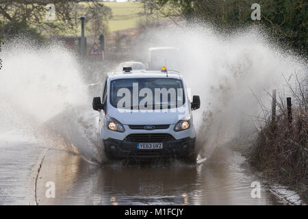 En passant par les véhicules des routes inondées près de Cogenhoe dans Northants,après la rivière Nene a inondé la région après la neige et la pluie à la fin de semaine. Cogenhoe Northamptonshire dans les routes autour ont été inondés aujourd'hui (lundi) après de fortes pluies et de la neige à la fin de semaine. Les prévisionnistes prédit un dégel à l'échelle nationale que le temps chaud aujourd'hui après un week-end de la neige et le grésil. L'Agence de l'environnement a émis trois avertissements d'inondations et 56 d'alerte d'inondations à travers le pays pour aujourd'hui. Banque D'Images