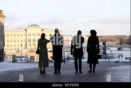 Le duc et la duchesse de Cambridge, accompagné par la Princesse Victoria (à gauche) et le Prince Daniel de Suède (deuxième à droite), à pied du Palais Royal de Stockholm pour le Musée Nobel le premier jour de leur visite en Suède. Banque D'Images