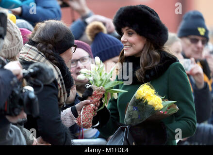 La duchesse de Cambridge répond aux membres du public qu'elle marche du Palais Royal de Stockholm pour le Musée Nobel, le premier jour de sa visite avec le duc de Cambridge à la Suède. Banque D'Images