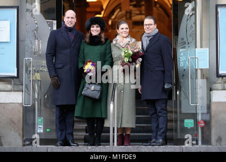 Le duc et la duchesse de Cambridge, accompagné par la Princesse Victoria (deuxième à droite) et le Prince Daniel de Suède (à droite), à la Musée Nobel le premier jour de leur visite en Suède. Banque D'Images