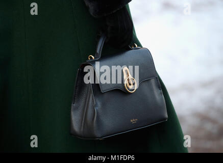 La duchesse de Cambridge's handbag comme elle marche du Palais Royal de Stockholm pour le Musée Nobel, le premier jour de sa visite avec le duc de Cambridge à la Suède. Banque D'Images