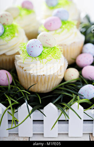 Easter cupcakes vanille et glaçage au fromage à la crème egg candy Banque D'Images