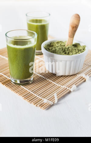 Le jus de Wheatgrass shots et poudre de wheatgrass Banque D'Images