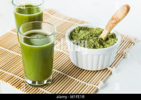 Le jus de Wheatgrass clichés dans des petits verres Banque D'Images