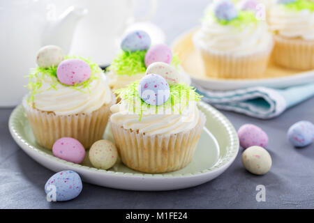 Easter cupcakes vanille et glaçage au fromage à la crème egg candy Banque D'Images