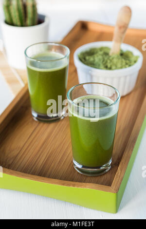 Herbe de verres avec de la poudre de wheatgrass Banque D'Images