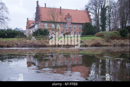 Hambourg, Allemagne. 13 Jan, 2018. Le Château de Bergedorf reflétée par un étang, où une fine couche de glace s'est formée, à Hambourg, Allemagne, 13 janvier 2018. Crédit : Daniel Bockwoldt/dpa/Alamy Live News Banque D'Images